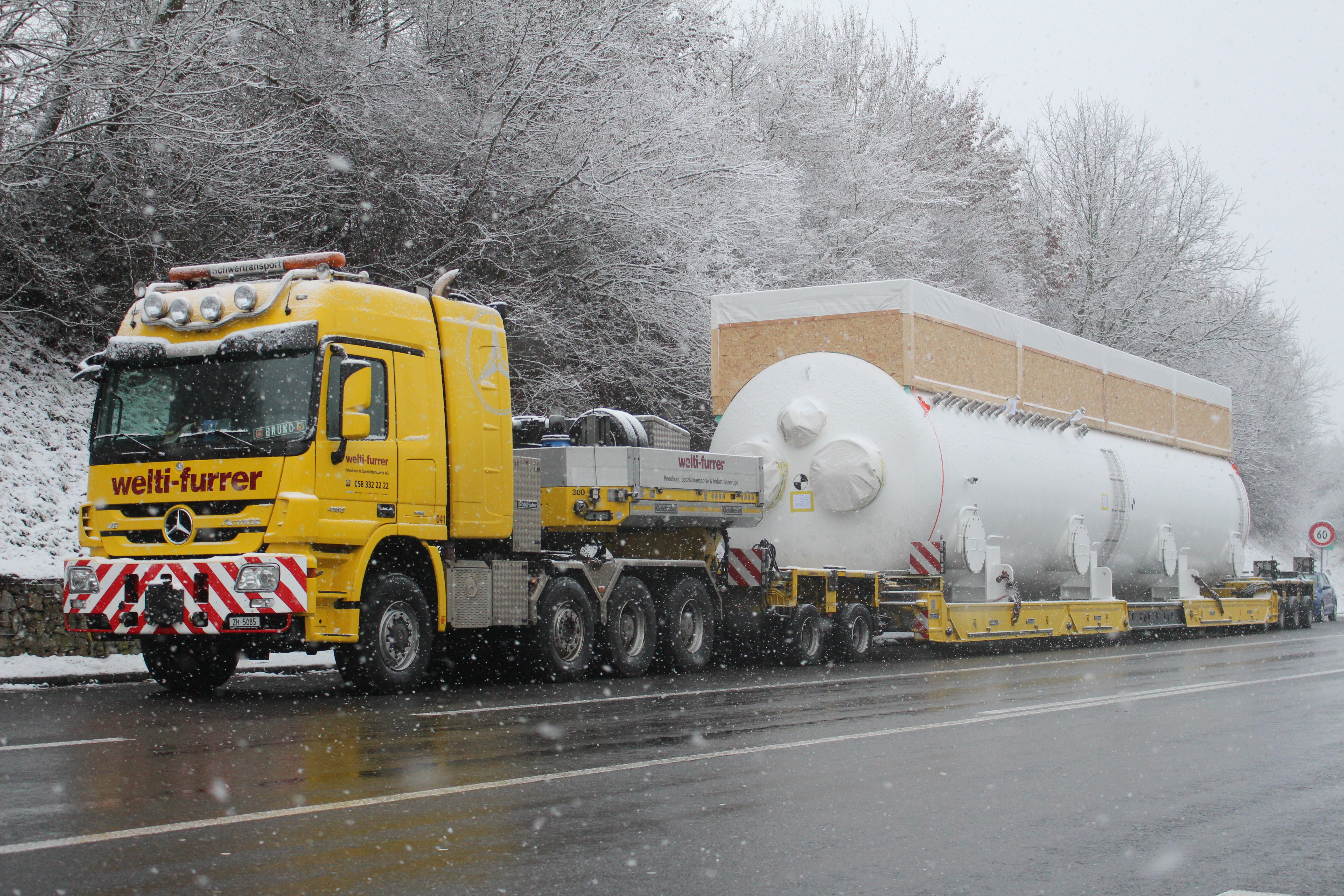 Ausstellen des Transports mit der ColdBox in Hausen bei starkem Schneefall