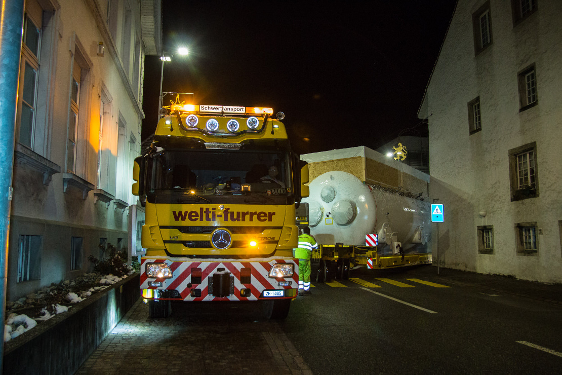 Spezialtransport in der Nacht einer ColdBox von Elgg nach Muttenz