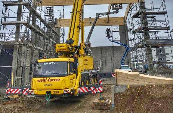 Grove 4100L-1 im Einsatz beim Versetzen der Pfetten