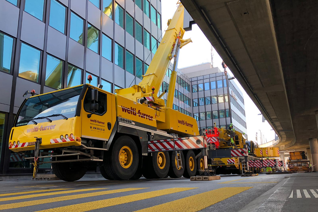 Installation des 350-to Krans an der Hardbrücke in Zürich