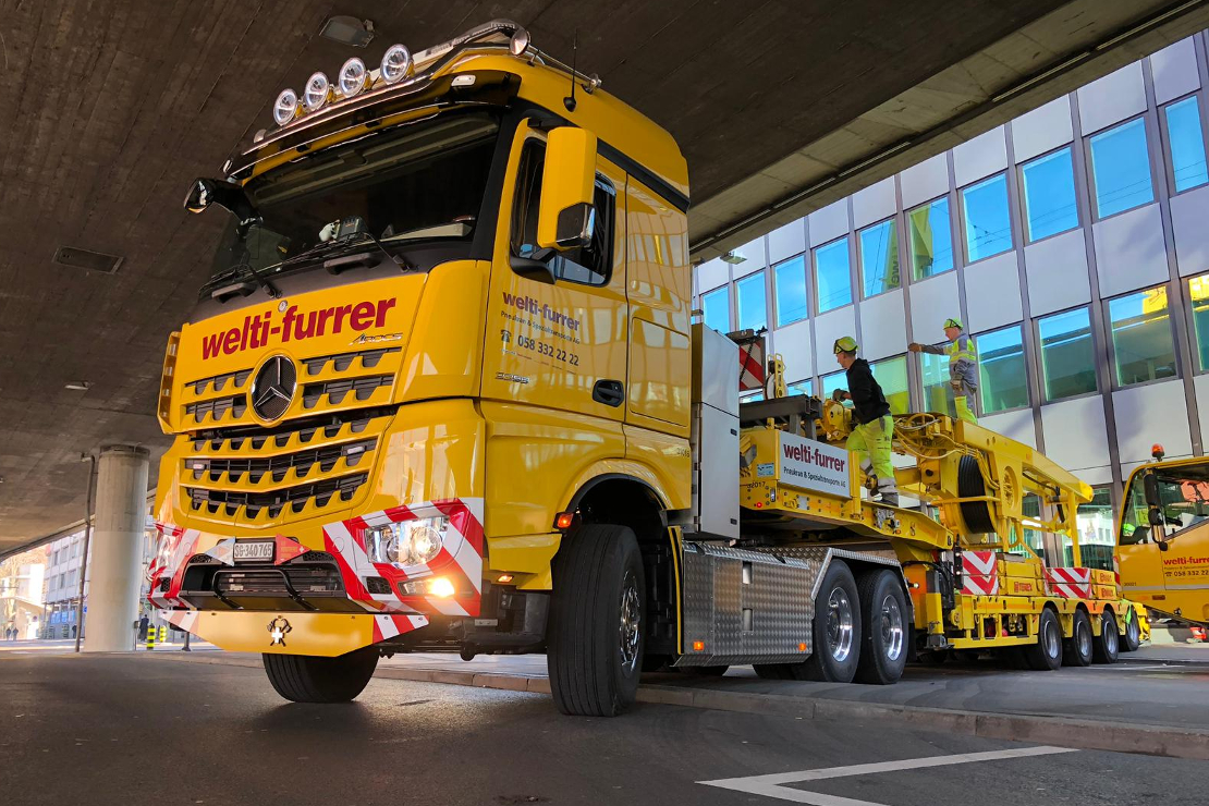 LKW bei der Installation des Mobilkran an der Hardbrücke in Zürich