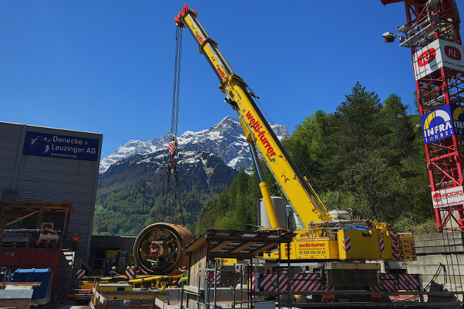 Tunnelbohrmaschine wird von den Industrieumzügen auseinandergebaut, mit dem Mobilkran verladen und mit Spezialtransport abtransportiert