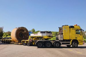 Tunnelbohrmaschine wird von den Industrieumzügen auseinandergebaut, mit dem Mobilkran verladen und mit Spezialtransport abtransportiert