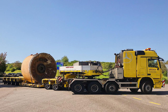 Tunnelbohrmaschine wird von den Industrieumzügen auseinandergebaut, mit dem Mobilkran verladen und mit Spezialtransport abtransportiert