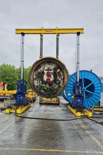 Tunnelbohrmaschine wird von den Industrieumzügen auseinandergebaut, mit dem Mobilkran verladen und mit Spezialtransport abtransportiert