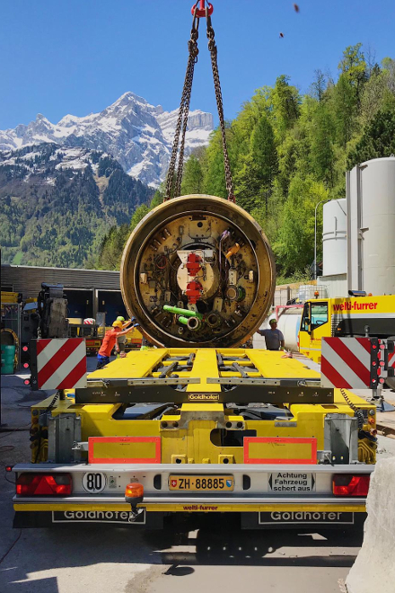 Tunnelbohrmaschine wird von den Industrieumzügen auseinandergebaut, mit dem Mobilkran verladen und mit Spezialtransport abtransportiert