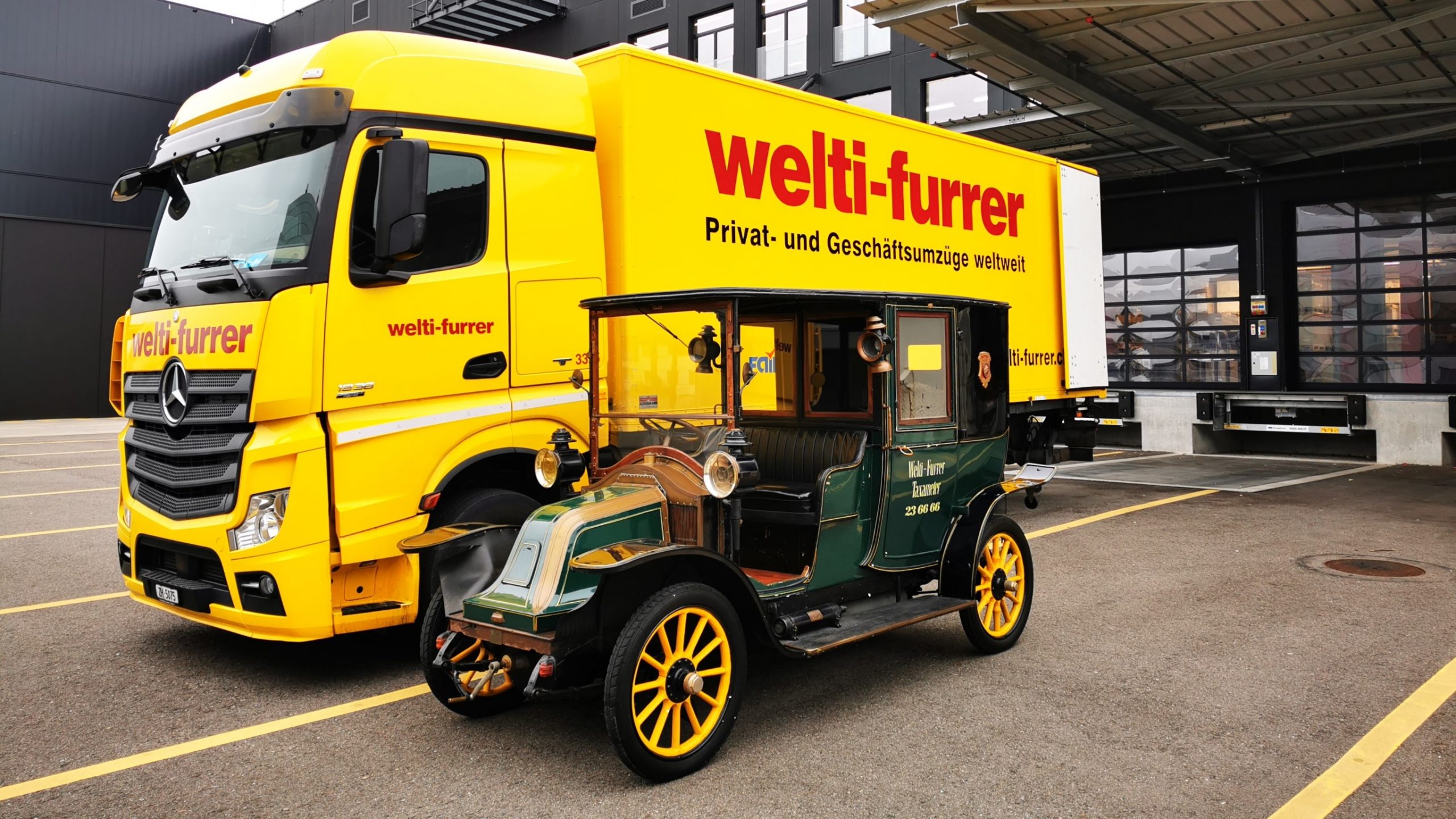 Oldtimertaxi und LKW