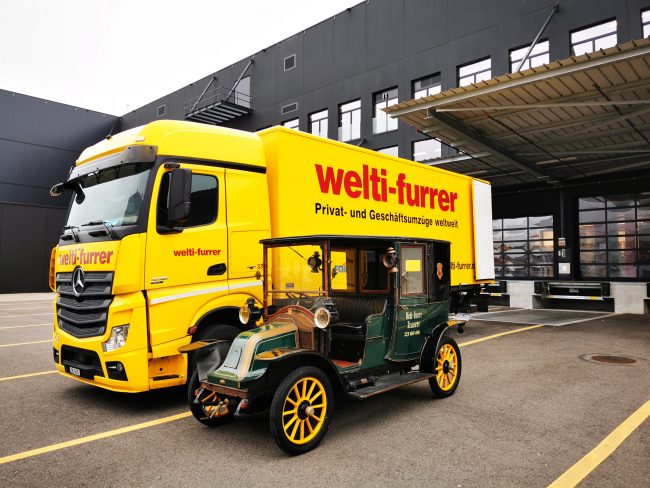 Oldtimertaxi und LKW