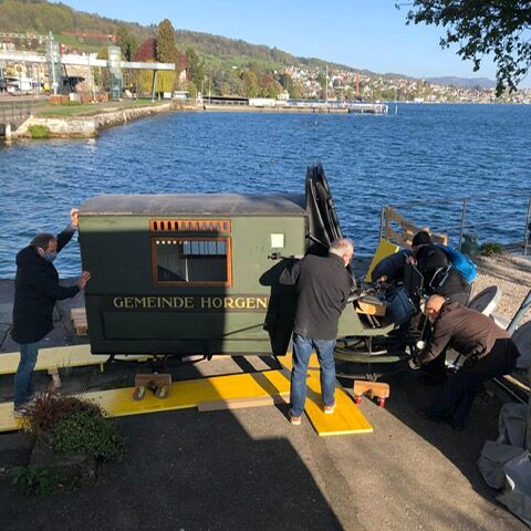 Horgen_Museum Sust_Auflad Kutsche vor See