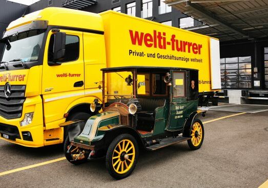 Oldtimertaxi und LKW