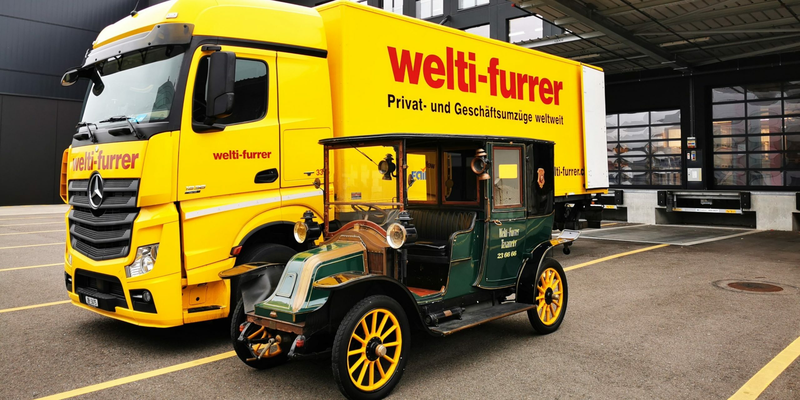 Oldtimertaxi und LKW