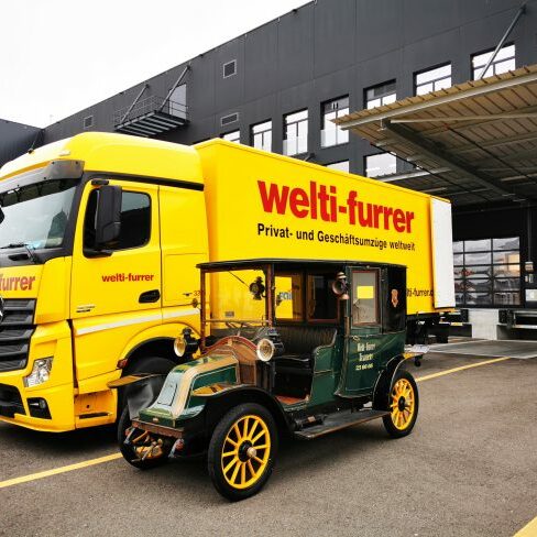 Oldtimertaxi und LKW