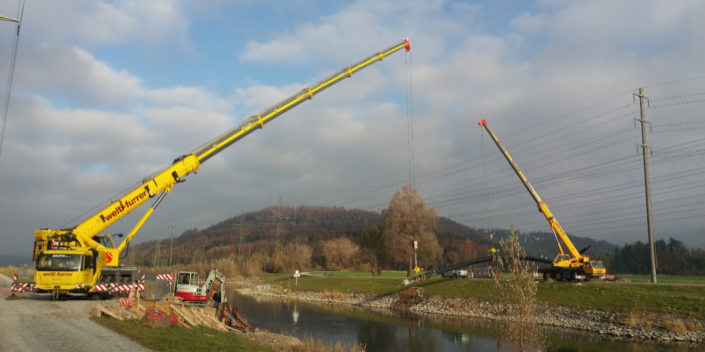 Rohreinzug in Bilten bei der Sanierung der ARA sind zwei Mobilkrane im Einsatz