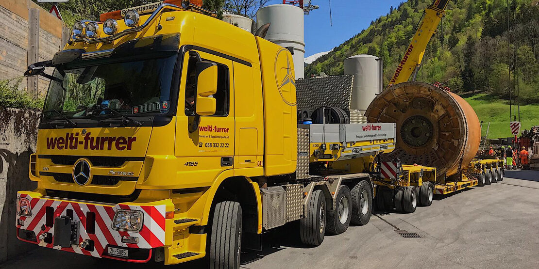 Tunnelbohrmaschine wird von den Industrieumzügen auseinandergebaut, mit dem Mobilkran verladen und mit Spezialtransport abtransportiert